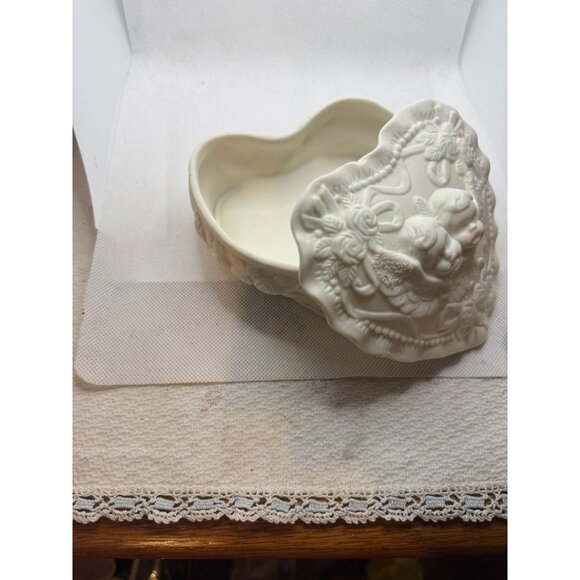 Heart-Shaped Ceramic Trinket Box With Cherub Design & Lid 5x5 Inches Cream White - Picture 5 of 7